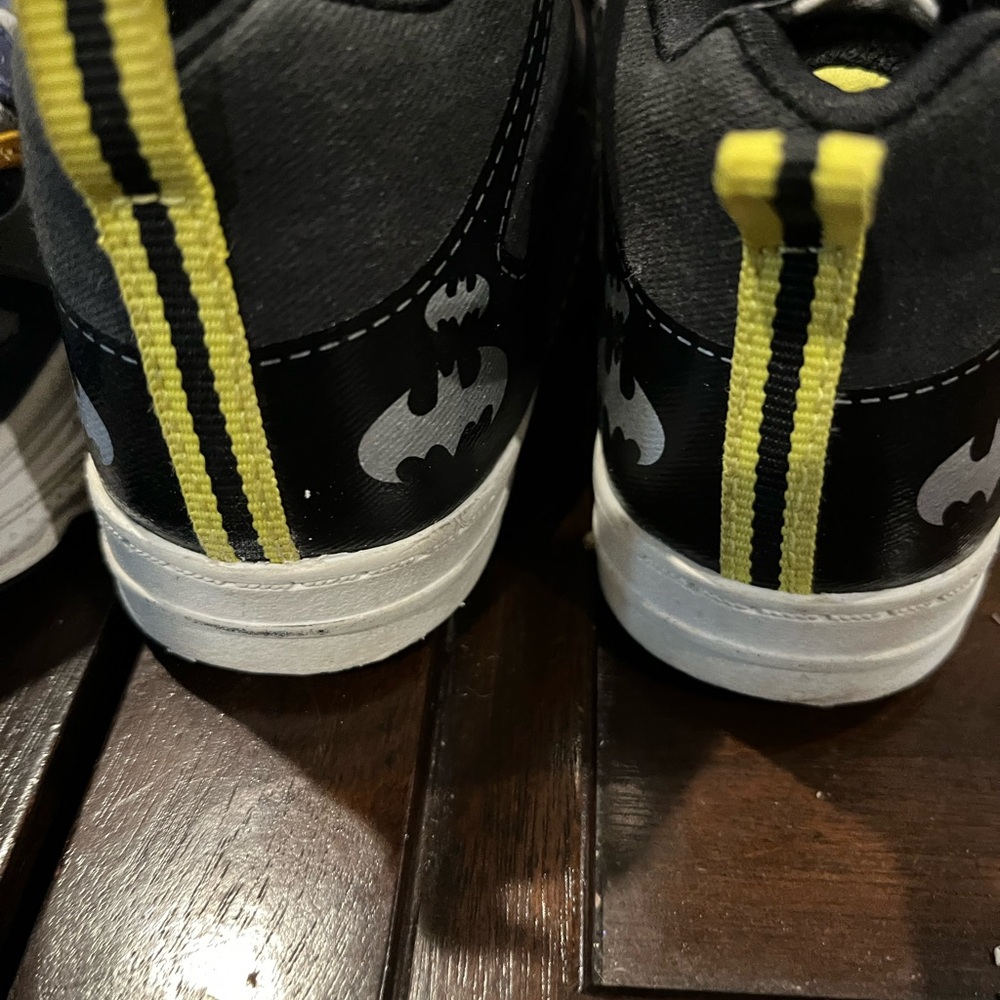 Baby Boys shoes Nike Osh Kosh Batman size 7 sneakers lot Gym Shoes 3 pr sneakers - Picture 5 of 11